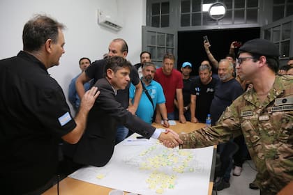 Axel Kicillof en el comando de operaciones de Bahía Blanca