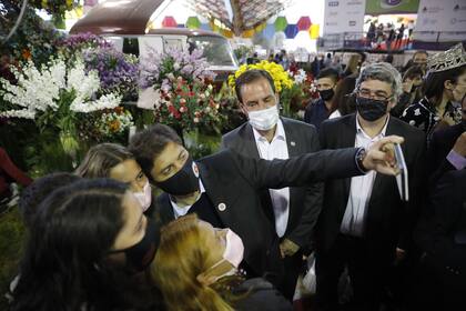 El gobernador Axel Kicillof, en la Fiesta de La Flor en Escobar