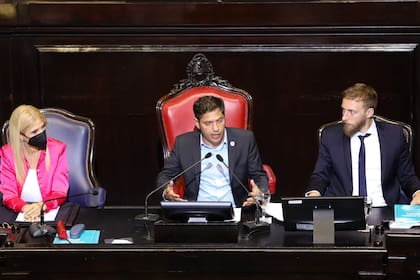 Axel Kicillof, en la Legislatura, acompañado por Verónica Magario y Federico Otermín