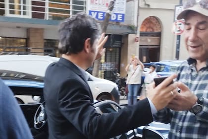 Axel Kicillof en la puerta del domicilio de Cristina Fernández de Kirchner