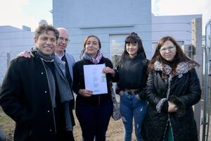 Axel Kicillof entregó viviendas en la localidad bonaerense de Coronel Pringles