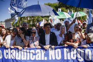 Kicillof acompañó la ronda de las Madres, reivindicó a Bonafini y cargó contra Milei desde Plaza de Mayo