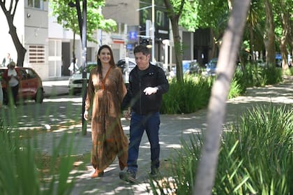 Axel Kicillof fue a votar junto a su esposa Soledad Quereilhac este domingo en La Plata
