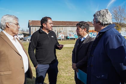 Axel Kicillof; gobernador de la provincia de Buenos Aires; Javier Rodríguez, Ministerio de Desarrollo Agrario (MDA) de la provincia de Buenos Aires; Oscar Gilberto Alegre, intendente de General Villegas; y Walter Miranda, director de la Estación Experimental INTA Villegas