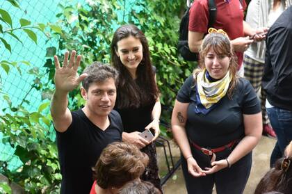 Axel Kicillof hace cola para votar junto a su esposa, Soledad Quereilhac, en la escuela número 10 de Manzanares, partido de Pilar