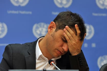 Axel Kicillof, hace una pausa mientras habla a los medios de comunicación en las Naciones Unidas el 27 de abril de 2015
