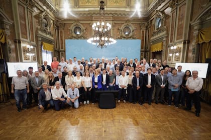 Axel Kicillof junto a intendentes en La Plata