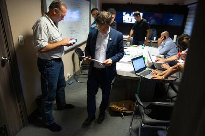 Axel Kicillof junto a Sergio Berni en el departamento policial Puente, en Ciudad Evita