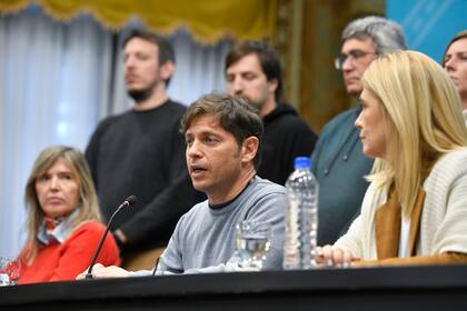 Axel Kicillof, junto a Verónica Magario en una conferencia que dio en la Gobernación