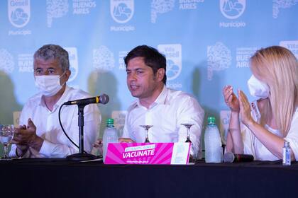 El intendente de Villa Gesell, Gustavo Barrera, junto a Axel Kicillof y Verónica Magario