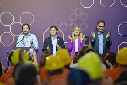 Axel Kicillof junto a Verónica Magario y Gabriel Katopodis en el Municipio de San Martín