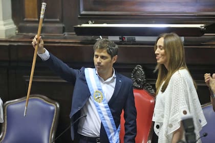 Axel Kicillof, el día que juró como gobernador de la provincia de Buenos Aires; María Eugenia Vidal le entregó el bastón de mando