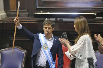 Axel Kicillof juró como gobernador de la Provincia de Buenos Aires, María Eugenia Vidal le entregó el bastón de mando