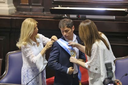 Axel Kicillof juró como gobernador de la Provincia de Buenos Aires, María Eugenia Vidal le entregó el bastón de mando