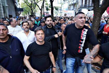 Axel Kicillof rodeado de custodios y seguido por su jefe de Gabinete, Carlos Bianco