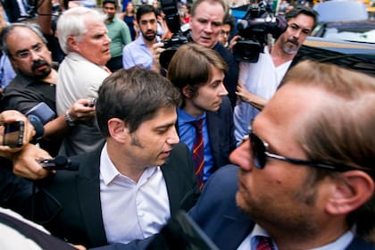 Axel Kicillof rodeado por la prensa al salir de una reunión de conciliación por el pago a los fondos Buitre en Nueva York, el 7 de julio de 2014