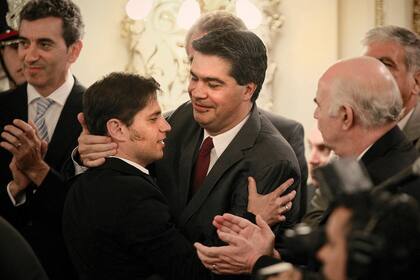Axel Kicillof saluda a Jorge Capitanich tras jurar como ministro de economia, 20 de diciembre de 2013