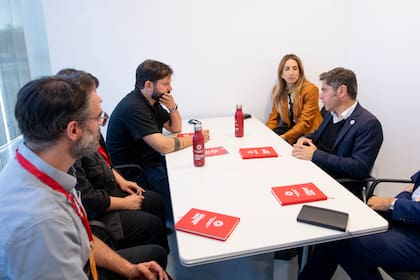 Axel Kicillof se reunió con el expresidente de Chile Gabriel Boric. A su lado, Cecilia Nicolini