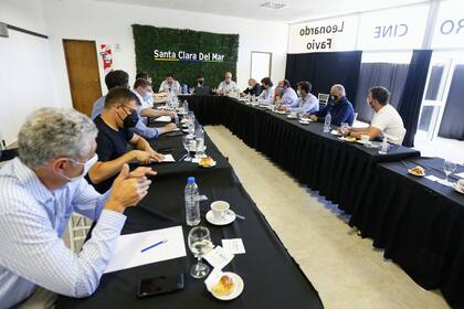 Axel Kicillof se reunió en Santa Clara del Mar con intendentes de la costa para analizar el arranque de las restricciones nocturnas