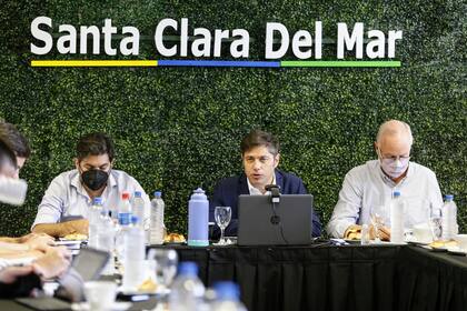 Axel Kicillof se reunió en Santa Clara del Mar con intendentes de la costa para analizar el arranque de las restricciones nocturnas