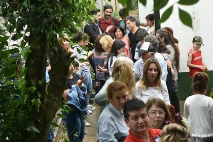 Axel Kicillof se toma una selfie con una seguidora mientras hace la cola para votar en la escuela número 10 de Manzanares, partiido de Pilar