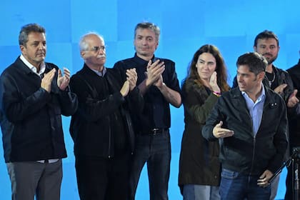 Axel Kicillof, Sergio Massa, Jorge Taiana, Maximo Kirchner, Vanesa Silei y Juan Grabois
(AFP)