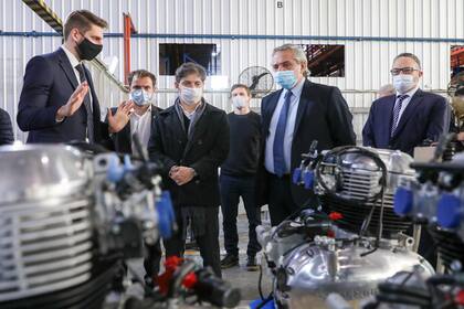 El gobernador Axel Kicillof, el presidente Alberto Fernández y el ministro Matías Kulfas en una visita a una planta automotriz