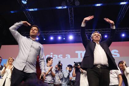Axel Kicillof y Alberto Fernández festejan por los resultados en las elecciones