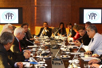 Axel Kicillof y Julio De Vido durante una reunión de intervención de YPF (3 de mayo de 2012)