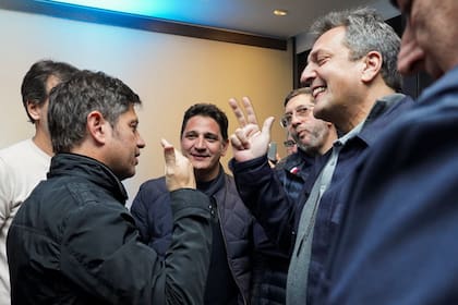Axel Kicillof y Sergio Massa se saludan después de la victoria del peronismo en Buenos Aires