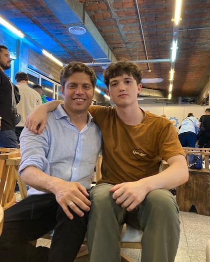 Axel Kicillof y su hijo mayor, León