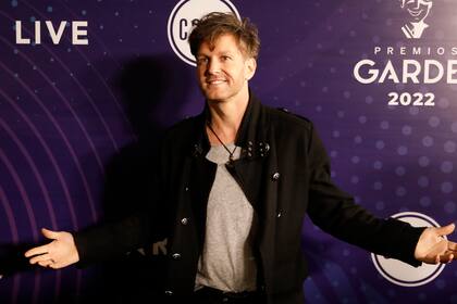 Axel mostró su nuevo look en la red carpet