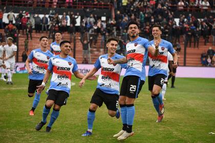 Axel Rodríguez y todo Patronato festejan el 3-1 del delantero ante Independiente