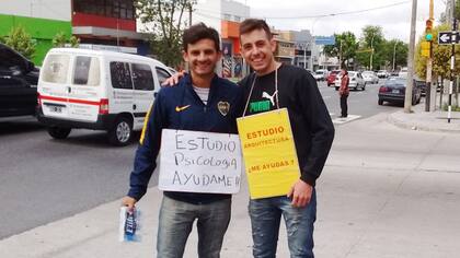 Axel y Tomás vendiendo pañuelos en el semaforo