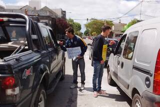 Historia conmovedora: Venden en la calle para poder estudiar