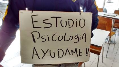 Axel y Tomás vendiendo pañuelos en el semaforo