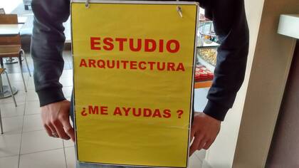 Axel y Tomás vendiendo pañuelos en el semaforo