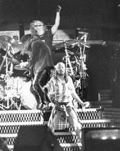 Axl Rose, Slash y Matt Sorum en el fondo.