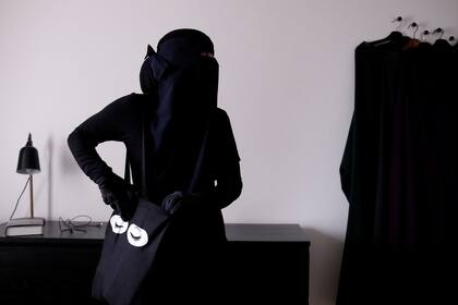 Ayah de 37 años, portadora del niqab, se prepara para dejar su apartamento en Copenhague