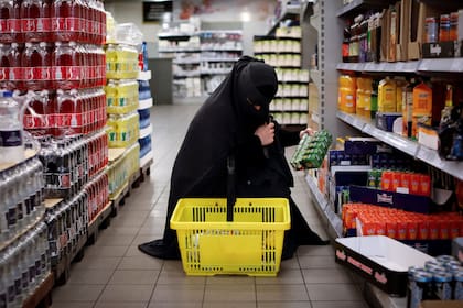 Ayah, de 37 años, portadora del niqab y miembro del grupo Kvinder I Dialog (Mujeres en diálogo), en un supermercado local en Copenhague