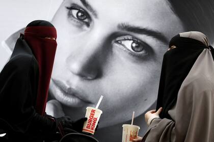 Ayah de 37 años y Aisha de 18 años, usuarias del niqab en un centro comercial cerca de Copenhague