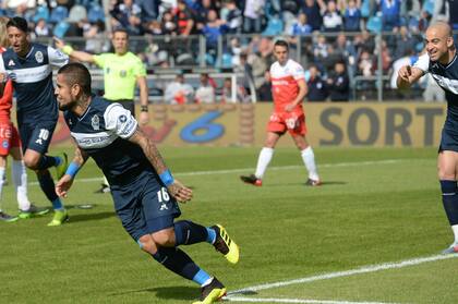 Ayala encabeza el festejo de su gol, el que marcaría el triunfo de Gimnasia