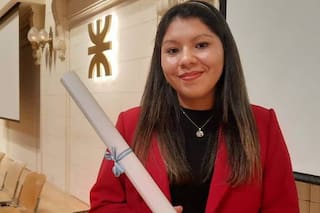 Cumplió su sueño de ser la primera universitaria de su familia y ahora viaja por el mundo