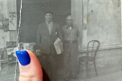 Ayelén Benítez muestra una foto de su tatarabuelo italiano (a la derecha)