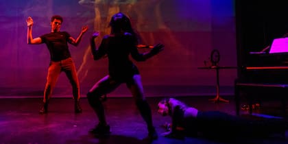 Ayelen disfruta mucho de su familia, trabaja en danza (creando o bailando obras, enseñando, investigando) y comparte tiempo con sus amigas y con su pareja.