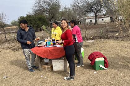 Ayelén, junto a sus compañeros, en un evento para recaudar plata para pagar su viaje de egresados