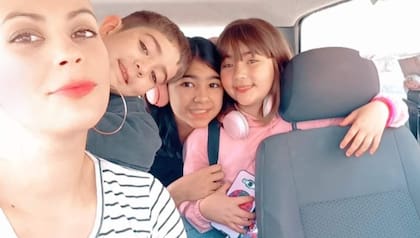 Ayelén junto a sus tres hijos.