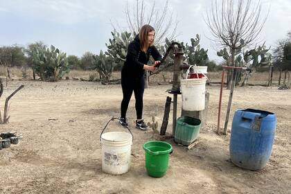 Ayelén no cuenta con agua potable en su casa y la traen con baldes desde la escuela; con la bomba, en su casa solo pueden sacar la que necesitan para darle a los animales y regar