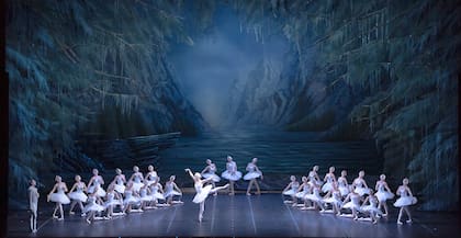 Ayelén Sánchez y Federico Fernández, primeros bailarines del Teatro Colón, al frente de un acto blanco de "El lago de los cisnes": clásico de clásicos
