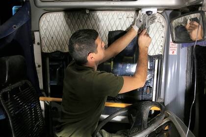 Instalación de cámaras en un colectivo de La Matanza.